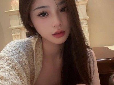 斑驳木纹与茶香交织的青山浮影