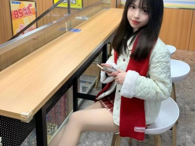 茶香鸟语，老者与鹦鹉的智慧闲谈