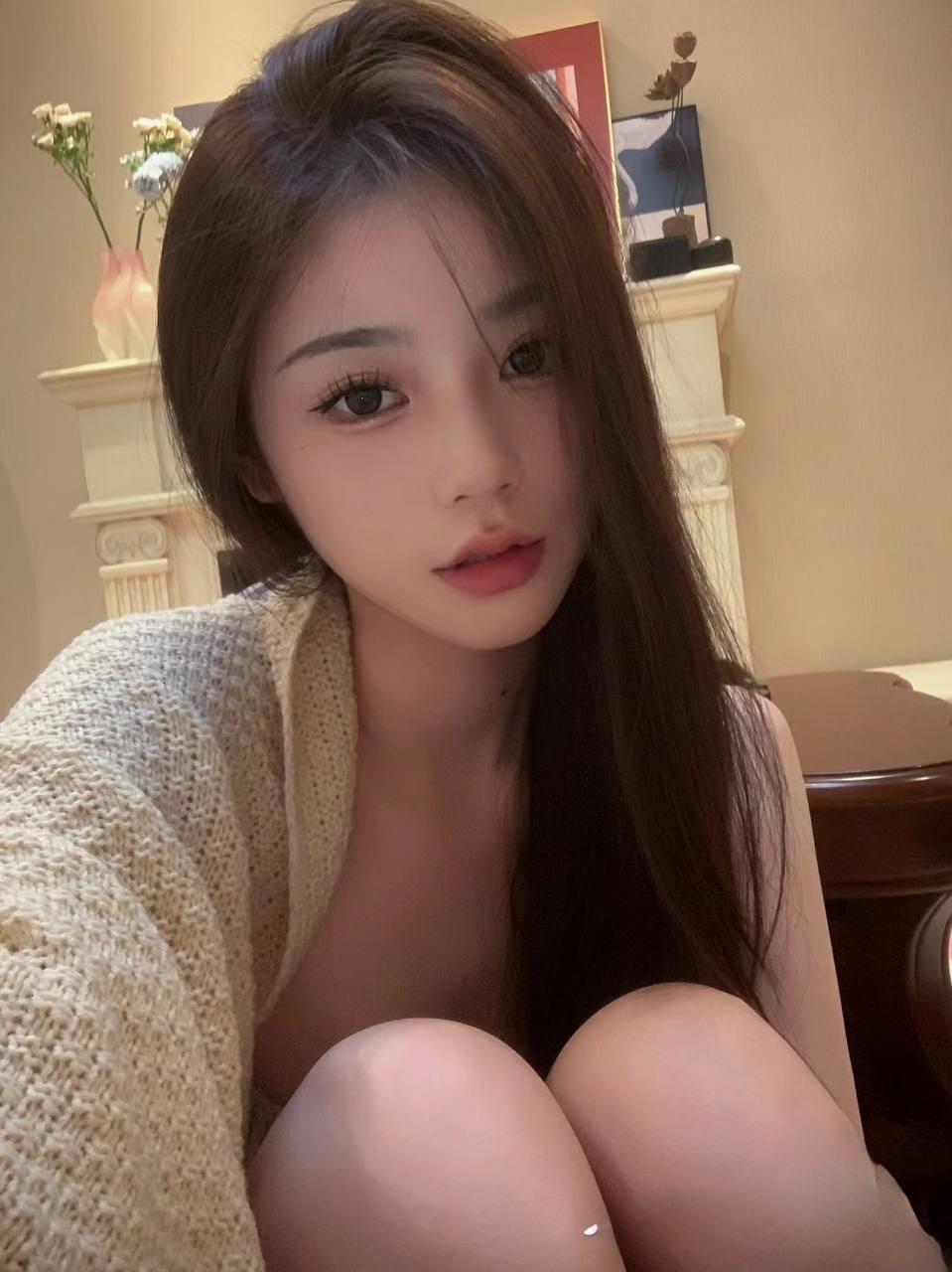 斑驳木纹间，茶香里的青山浮影