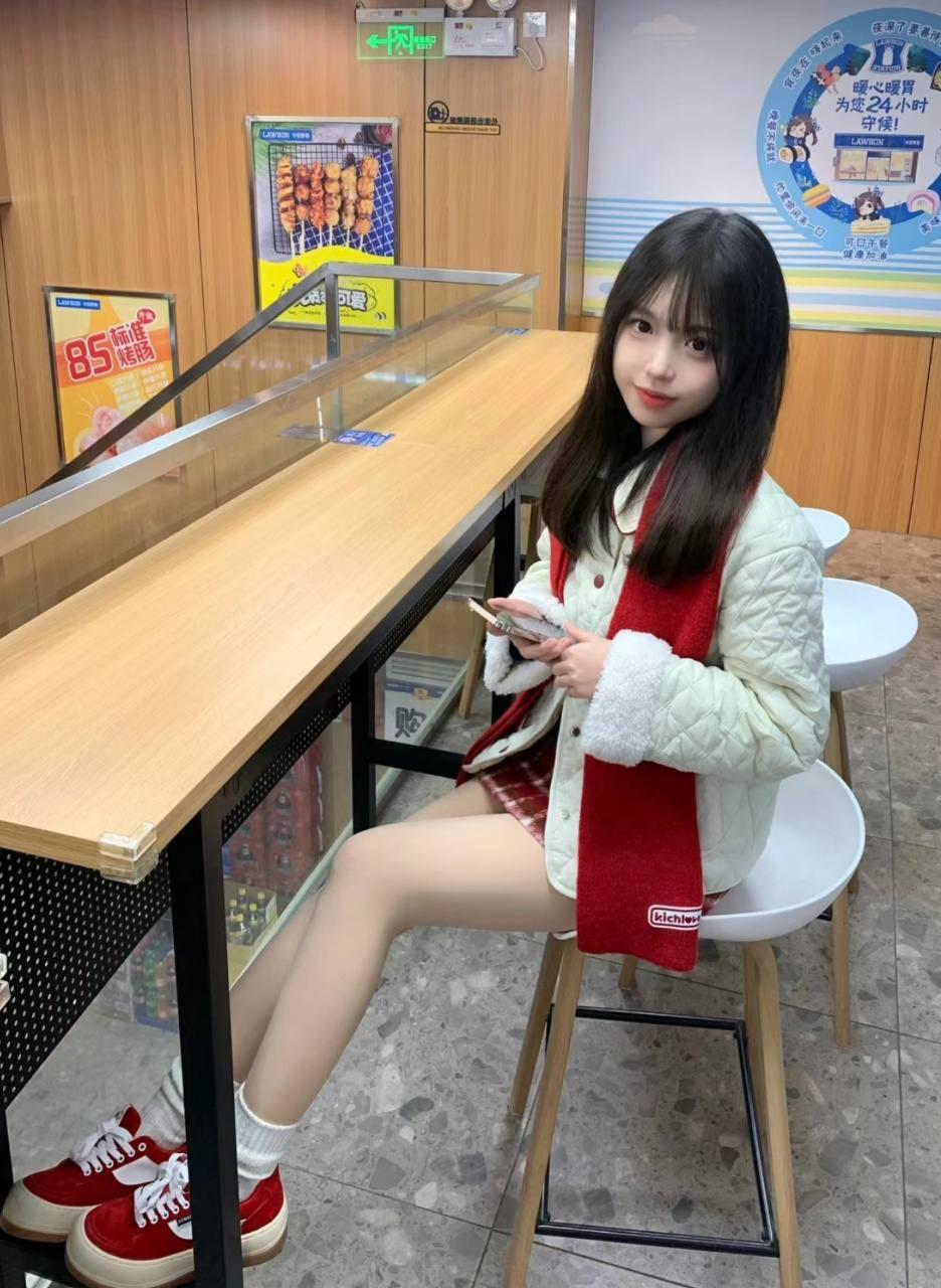 带着鹦鹉来喝茶的老者,鸟语中的智慧与茶香里的闲适